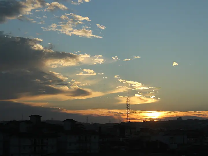 Céu com nuvens ao entardecer sobre a cidade
